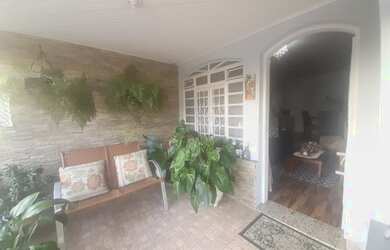 Imagem: A casa possui 3 Dormitórios, 3 Banheiros, 3 Vagas na garagem