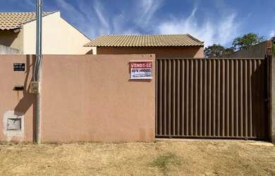 Imagem: A casa possui 2 Dormitórios, 1 Banheiro, 2 Vagas na garagem