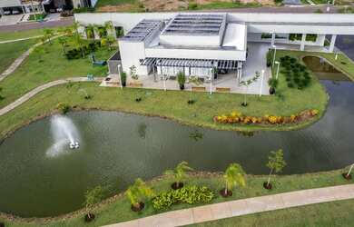 Imagem: A casa possui 4 Dormitórios, 5 Banheiros e 450m² de Área