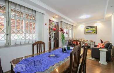 Imagem: A casa possui 4 Dormitórios, 4 Banheiros, 2 Vagas na garagem