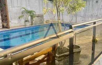 Imagem: A casa possui 4 Dormitórios, 3 Banheiros, 4 Vagas na garagem