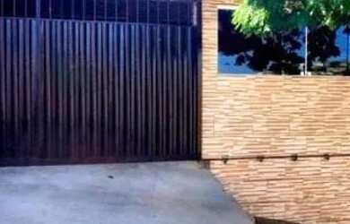 Imagem: A casa possui 3 Dormitórios, 2 Banheiros, 3 Vagas na garagem