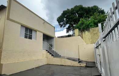 Imagem: A casa possui 3 Dormitórios, 1 Banheiro, 2 Vagas na garagem