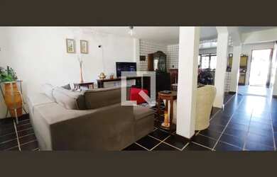 Imagem: A casa possui 4 Dormitórios, 4 Banheiros, 2 Vagas na garagem