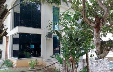 Imagem: A casa em condomínio possui 4 Dormitórios, 5 Banheiros, 4