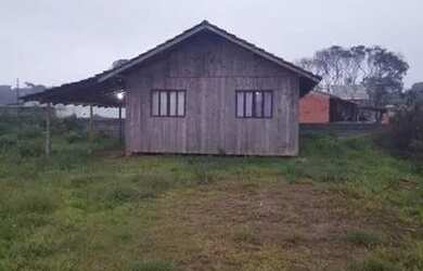 Imagem: A casa possui 2 Dormitórios, 1 Banheiro, 2 Vagas na garagem