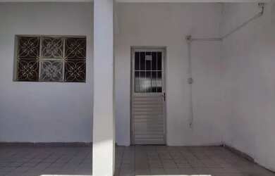 Imagem: A casa possui 2 Dormitórios, 1 Banheiro, 1 Vaga na garagem