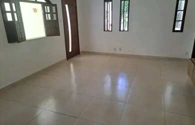 Imagem: A casa possui 3 Dormitórios, 2 Banheiros, 1 Vaga na garagem