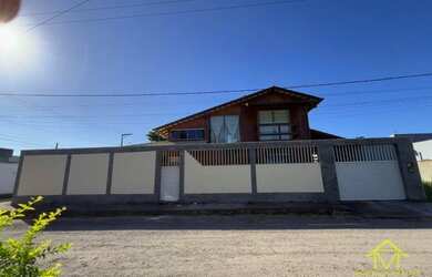 Imagem: A casa em condomínio possui 5 Dormitórios, 3 Banheiros, 500m²