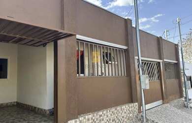 Imagem: A casa possui 2 Dormitórios, 2 Banheiros, 1 Vaga na garagem