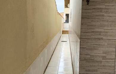 Imagem: A casa possui 3 Dormitórios, 3 Banheiros, 2 Vagas na garagem