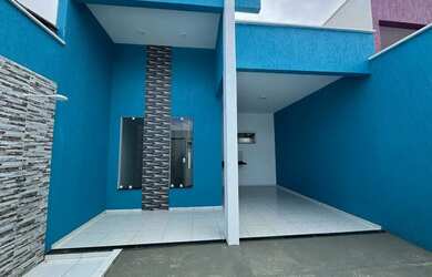 Imagem: A casa possui 3 Dormitórios, 1 Banheiro, 2 Vagas na garagem