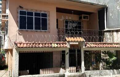 Imagem: A casa possui 5 Dormitórios, 3 Banheiros e está localizado