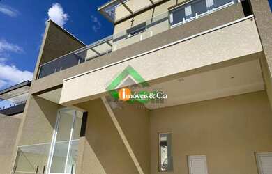 Imagem: A casa possui 3 Dormitórios, 5 Banheiros, 4 Vagas na garagem