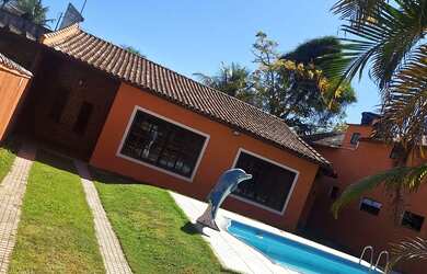 Imagem: A casa possui 4 Dormitórios, 5 Banheiros, 5 Vagas na garagem