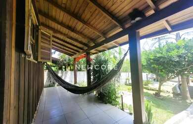 Imagem: A casa possui 3 Dormitórios, 1 Banheiro, 2 Vagas na garagem