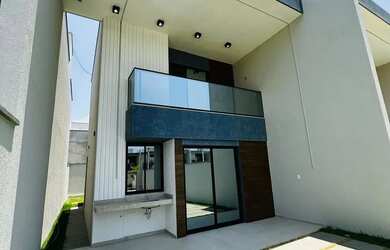 Imagem: A casa possui 3 Dormitórios, 3 Banheiros, 2 Vagas na garagem