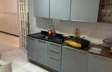 Imagem: A casa possui 3 Dormitórios, 4 Banheiros, 3 Vagas na garagem