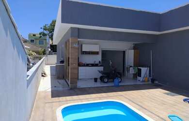 Imagem: A casa possui 3 Dormitórios, Acomodam 12 pessoas, 5 Vagas na