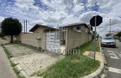 Imagem: A casa possui 5 Dormitórios, 2 Banheiros, 3 Vagas na garagem