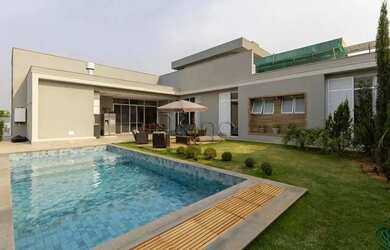 Imagem: A casa em condomínio possui 4 Dormitórios, 5 Banheiros, 4