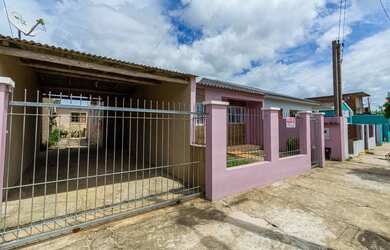 Imagem: A casa possui 2 Dormitórios, 1 Banheiro, 1 Vaga na garagem