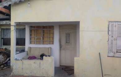 Imagem: A casa possui 4 Dormitórios, 2 Banheiros, 2 Vagas na garagem