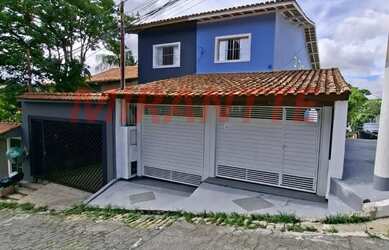 Imagem: A casa possui 4 Dormitórios, 3 Banheiros, 2 Vagas na garagem