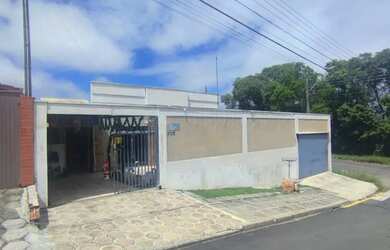 Imagem: A casa possui 4 Dormitórios, 3 Banheiros, 5 Vagas na garagem