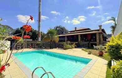 Imagem: A casa possui 5 Dormitórios, 5 Banheiros, 5 Vagas na garagem