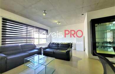 Imagem: O apartamento possui 1 Dormitório, 1 Banheiro, 2 Vagas na garagem