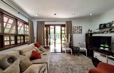 Imagem: A casa em condomínio possui 4 Dormitórios, 4 Banheiros e 340m²