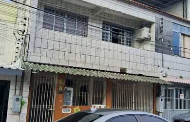 Imagem: A casa possui 4 Dormitórios, 2 Banheiros, 3 Vagas na garagem