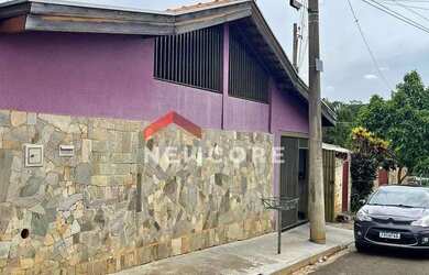 Imagem: A casa possui 3 Dormitórios, 2 Banheiros, 2 Vagas na garagem