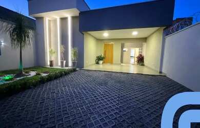 Imagem: A casa possui 3 Dormitórios, 3 Banheiros, 2 Vagas na garagem