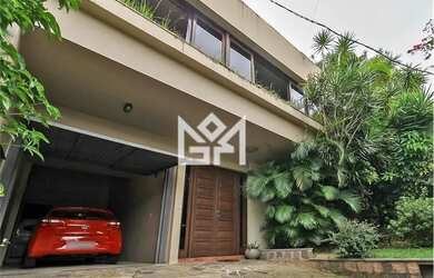 Imagem: A casa possui 3 Dormitórios, 3 Banheiros, 2 Vagas na garagem