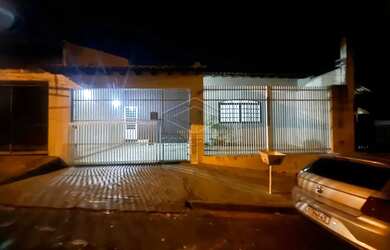 Imagem: A casa possui 3 Dormitórios, 2 Banheiros, 2 Vagas na garagem