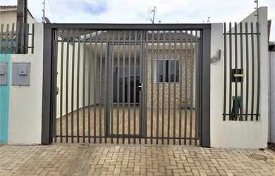 Imagem: A casa possui 3 Dormitórios, 1 Banheiro, 2 Vagas na garagem