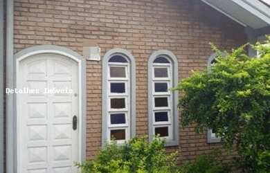 Imagem: A casa possui 3 Dormitórios, 3 Banheiros, 3 Vagas na garagem