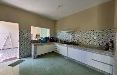 Imagem: A casa possui 2 Dormitórios, 3 Banheiros, 3 Vagas na garagem