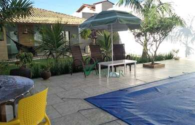 Imagem: A casa possui 4 Dormitórios, 5 Banheiros, 4 Vagas na garagem