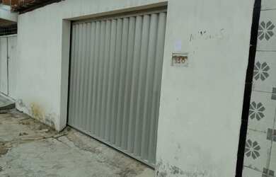 Imagem: A casa possui 2 Dormitórios, 1 Banheiro, 2 Vagas na garagem