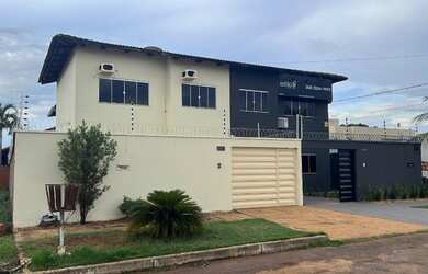 Imagem: A casa possui 3 Dormitórios, 2 Banheiros, 2 Vagas na garagem