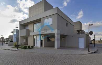 Imagem: A casa possui 4 Dormitórios, 5 Banheiros, 4 Vagas na garagem