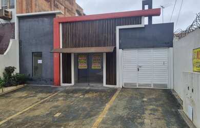 Imagem: A casa possui 4 Dormitórios, 2 Banheiros, 2 Vagas na garagem