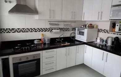 Imagem: A casa possui 3 Dormitórios, 2 Banheiros, 1 Vaga na garagem