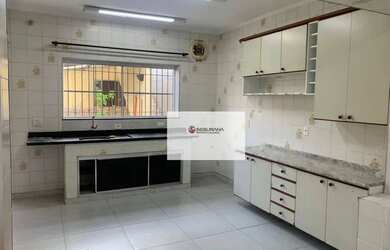 Imagem: A casa possui 3 Dormitórios, 2 Banheiros, 5 Vagas na garagem