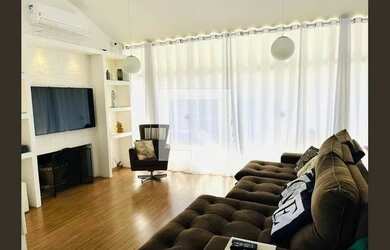 Imagem: A casa possui 3 Dormitórios, 4 Banheiros, 5 Vagas na garagem