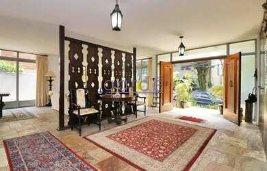 Imagem: A casa possui 4 Dormitórios, 5 Banheiros, 5 Vagas na garagem