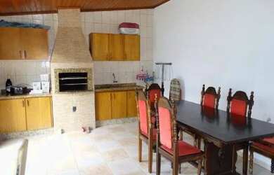 Imagem: A casa possui 2 Dormitórios, 1 Banheiro, 1 Vaga na garagem